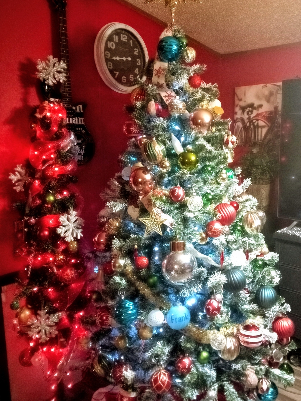 Holiday Decor Artificial Christmas Tree with Mixed Colored Ornaments